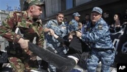 Cảnh sát Nga bắt giữ người biểu tình bên ngoài tòa nhà quốc hội ở Moscow, Nga, 5/6/2012