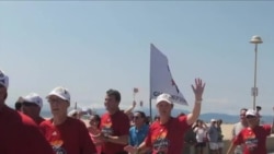 执法人员传递火炬 照亮特奥精神