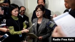 이나다 도모미 일본 방위상이 지난 6일 도쿄에서 북한의 미사일 발사에 관한 기자들의 질문에 답하고 있다.