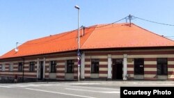 U ovoj zgradi je prijavljeno pet udruženja kojima je u 2019. godini odobreno 157 hiljada maraka javnog novca. Novinari CIN-a su tu dolazili više puta u posljednjih nekoliko mjeseci, ali nikada nisu nikoga zatekli (Foto: CIN)