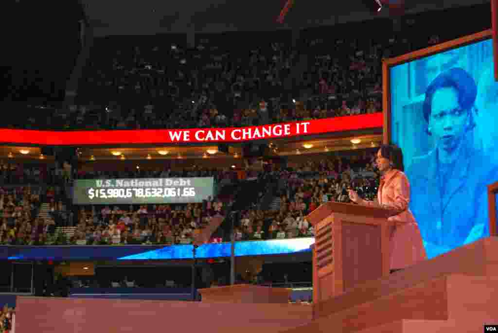 Former U.S. Secretary of State Condoleezza Rice addresses the crowd, August 29, 2012. (J. Featherly/VOA)
