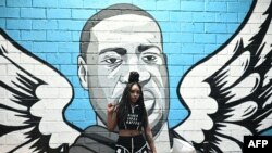 Wata mata a gaban zanen hoton George Floyd.