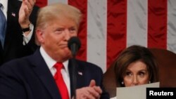 Ketua DPR AS Nancy Pelosi memegang salinan pidato sambil mengamati Presiden Amerika Serikat Donald Trump saat menyampaikannya di hadapan para anggota Kongres AS di Gedung Capitol, Washington, D.C., 4 Februari 2020. 