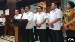 Menko Polhukam Wiranto, Mendagri Tjahjo Kumolo, Kepala Staf Kepresidenan Moeldoko dan pihak lain, dalam konferensi pers di Kantor Kemenko Polhukam, Jakarta, Rabu (24/4) (VOA/Ghita)