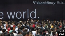 Para calon konsumen berdesakan dalam launching Blackberry Bold atau lebih dikenal dengan Bellagio November lalu di salah satu mall terkmuka di Jakarta. Mereka tergiur dengan iming-iming diskon 50 persen untuk 1000 pembeli pertama (foto: dok).