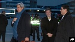 Menlu AS John Kerry tiba di bandara international Jenewa, Swiss (23/11).