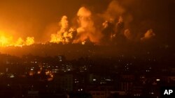 8일 이스라엘의 공습을 받은 가자시티에서 화염이 솟아 오르고 있다