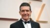 Antonio Banderas arrive aux Oscars à Los Angeles le 9 février 2020.
