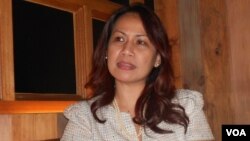 Aktivis perempuan Indonesia Rotua Valentina Sagala. (VOA/Alina Mahamel)
