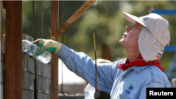 美国前总统卡特帮助贫穷人口修建住屋。