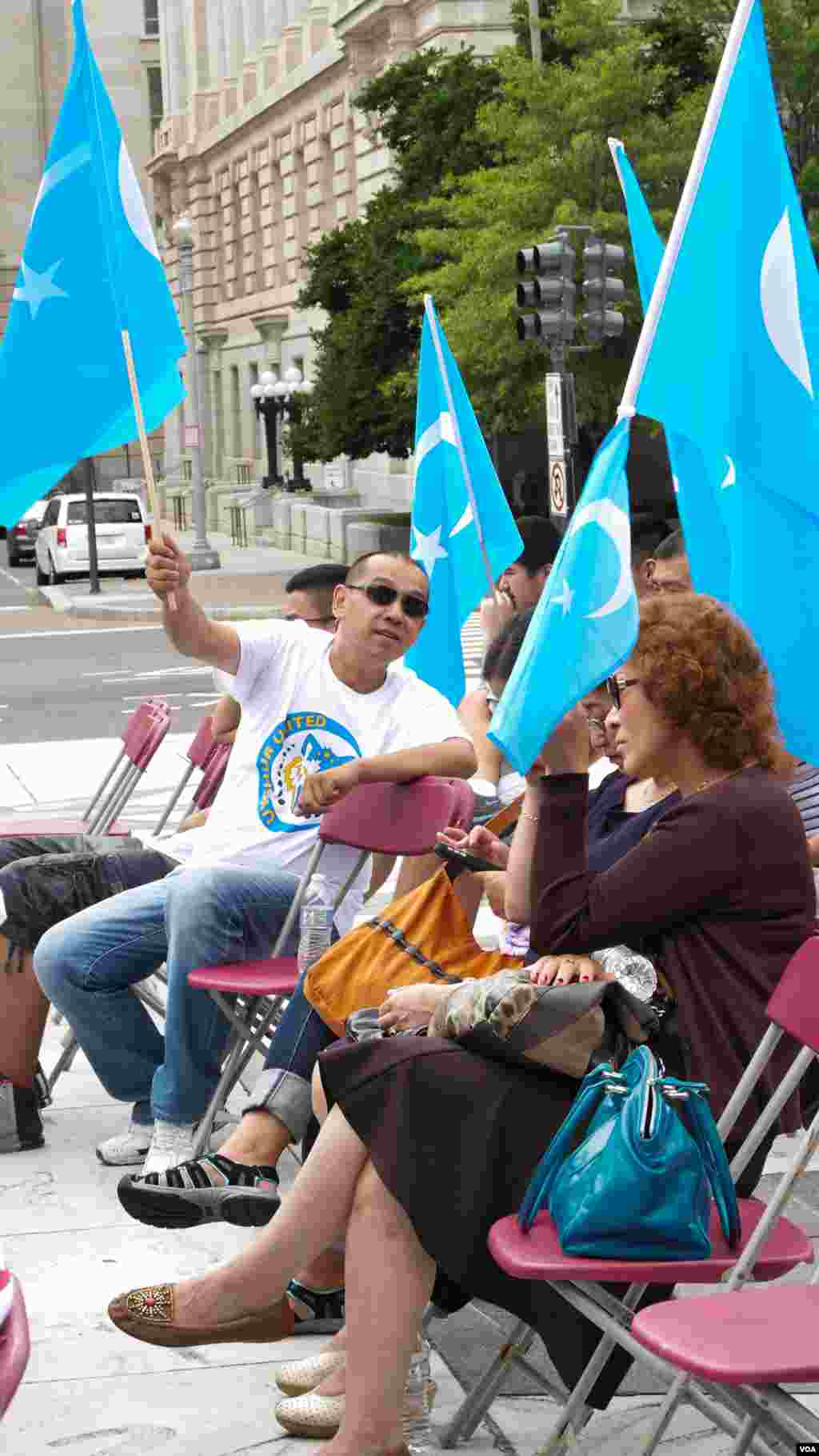 Vashingtonda Uyg&#39;ur madaniy festivali. Tadbirdan so&#39;ng jamoa Xitoy elchixonasi qarshisida norozilik namoyishi o&#39;tkazdi, Vashington, 3-avgust, 2014-yil. Odil Ruzaliev surati