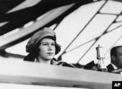 រូបឯកសារ៖ ព្រះនាងម្ចាស់ Elizabeth នៃចក្រភពអង់គ្លេស ក្នុងព្រះជន្ម ១៦ ព្រះវស្សា បានចូលរួមព្រឹត្តិការណ៍មួយ កាលពីថ្ងៃទី ៧ ខែមេសា ឆ្នាំ ១៩៤២។