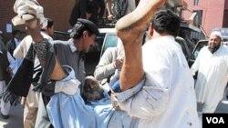 Seorang pria cedera dan dibawa ke rumah sakit akibat ledakan bom bunuh diri di Peshawar, Rabu (9/3).