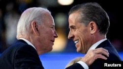 FILE PHOTO: FILE PHOTO: Rais Biden akiwa na mtoto wake Hunter Biden.
