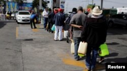People line up to buy gasoline at a gas station after an offensive by Mexico's government against fuel theft at one of the country's main refineries has led to days of shortages at gas stations, in Morelia, Mexico, Jan. 7, 2019. 