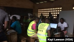 Le décompte avait commencé dimanche soir, parfois sans électricité et à la lumière des téléphones portables. (VOA/Kayi Lawson/Archives)