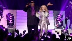 Madonna et Stevie Wonder lors d'un concert en hommage à Prince à Las vegas le 22 mai 2016