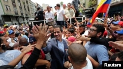 Pemimpin oposisi Venezuela Juan Guaido, yang diakui oleh banyak negara sebagai pemimpin sementara negara itu, menyambut para pendukungnya dalam sebuah kampanye di Los Teques, Venezuela, 30 Maret 2019. 