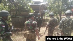 Patroli rutin aparat TNI-POLRI di perkambungan dusun Ratalembah Tamanjeka, Desa Masani, Kabupaten Poso Sulawesi Tengah dalam operasi Tinombala 2017. Operasi itu telah diperpanjang hingga 3 Oktober untuk menangkap 7 orang sisa kelompok teroris Mujahidin Indonesia Timur (MIT) , 3 Agustus 2017.