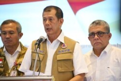 Kepala BNPB Doni Monardo (tengah) memberikan keterangan kepada media. (Foto: BNPB)