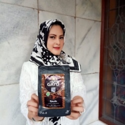Lea Elfara menunjukkan kopi yang batal diekspor karena pandemi. (Foto: Dokumen Pribadi)