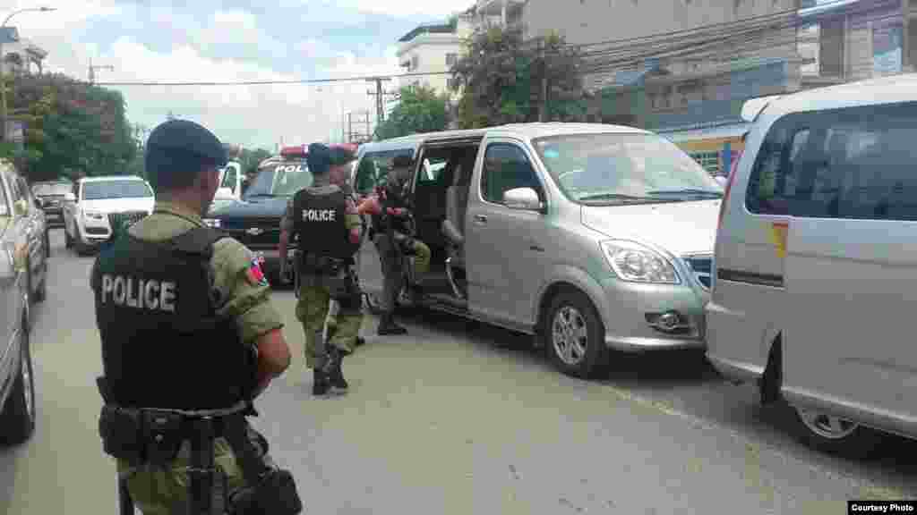 ក្រុម​កង​អន្តរាគមន៍​ពិសេស​របស់​អគ្គស្នងការ​ដ្ឋាន​នគរបាល​ជាតិ​ ប៉ុនប៉ង​ចូល​ឆែក​ឆេរ​ទីស្នាក់​កណ្តាល់​គណបក្ស​សង្គ្រោះ​ជាតិ​​ ស្ថិត​ក្នុង​សង្កាត់​ចាក់​អង្រែលើ​ ខ័ណ្ឌ​មានជ័យ​ កាលពី​ថ្ងៃ​ ២៦​ ខែឧសភា​ ឆ្នាំ​២០១៦ នៅ​ថ្ងៃទី​ ២៦​ ខែ​ ឧសភា​ ឆ្នាំ​ ​២០១៦ រាជធានី​ភ្នំពេញ​ តែ​ដកថយ​មក​វិញ។ (រូបថត​ផ្តល់​ដោយ​អង្គការ​សិទ្ធិមនុស្ស​លីកាដូ)