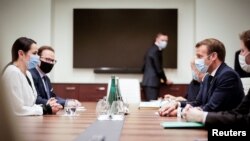 ប្រធានាធិបតី​បារាំង​លោក Emmanuel Macron ជួបពិភាក្សាជាមួយលោក​ស្រី Sviatlana Tsikhanouskaya មេ​ដឹកនាំ​គណបក្ស​ប្រឆាំង​បេឡារុស នៅទីក្រុង Vilnius ប្រទេសលីទុយអានី​ កាលពីថ្ងៃទី២៩ ខែកញ្ញា ឆ្នាំ២០២០។