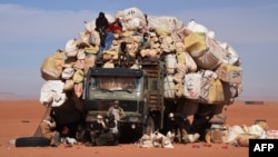 Un camion surchargé à Madama près de la frontière avec la Libye, 1er janvier 2015.