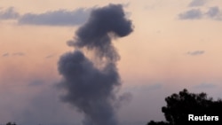 2023年11月18日，以色列和巴勒斯坦哈马斯组织冲突不断，从以色列南部看到，以色列空袭加沙后浓烟滚滚。（路透社）