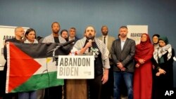 지난 2일 미국 미시간주 디어본에 모인 무슬림 사회 지도자들이 '바이든을 버려라(#Abandon Biden)' 캠페인 진행을 선언하고 있다. (동영상 캡쳐)