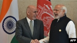 Perdana Menteri India Narendra Modi (kanan) saat bertemu Presiden Afghanistan Ashraf Ghani di Amritsar, India (foto: dok). 