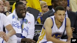 Draymond Green et Steph Curry, Golden State Warriors, Oakland, Californie, le 5 juin 2016. 