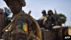 Les militaires sénégalais des forces de la Communauté économique des Etats de l'Afrique de l'Ouest (CEDEAO) patrouillent a Barra, Gambie, 22 janvier 2017.