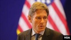 លោក​ ​Tom Malinowski​ ​ឧបការី​រដ្ឋមន្រ្តី​ការ​បទេស​ ​អាមេរិក​ទទួល​បន្ទុក​សិទ្ធិ​មនុស្ស​ ​ប្រជា​ធិប​តេយ្យ​និង​សិទ្ធិការងារ​​ថ្លែង​ប្រាប់​ក្រុម​អ្នក​សារ​ព័ត៌មាន នា ស្ថានទូត​សហរដ្ឋ​អាមេរិក​ប្រចាំ​ក្រុងភ្នំពេញ​ នាថ្ងៃ​ទី១៩ ខែ​កក្កដា ​ឆ្នាំ២០១៦។ (នៅ វណ្ណារិន/VOA) 