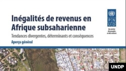 Vue aérienne du domaine sécurisé de Lake Michelle (à gauche) qui se trouve à la périphérie de Cape Town (Afrique du Sud) et qui jouxte le township de Masiphumelele (à droite). 21 septembre 2017