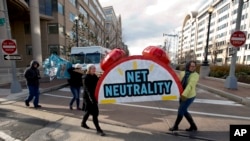 示威者2018年12月14日集会要求维持网络中立原则（美联社）