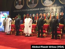 Les présidents nigérien Mahamadou Isoufou, ivoirien Alassane Ouattara, ghanéen Nana Akufo Ado, nigérian Muhammadu Buhari et togolais Faure Gnassingbé, lors du sommet de la Cédéao, à Niamey, Niger, 24 octobre 2017. (Abdoul-Razak Idrissa)