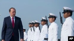 Menteri Imigrasi dan Perlindungan Perbatasan Australia Peter Dutton dalam kunjungan ke Port Klang, di luar Kuala Lumpur, Malaysia. 