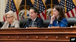 Rep. Jamie Raskin, D-Md.,(tengah, diapit oleh Rep. Liz Cheney, R-Wyo., kiri, dan Rep. Elaine Luria, D-Va., berbicara saat panel DPR menyelidiki pemberontakan di Gedung Capitol 6 Januari, di Washington DC (13/12). (AP/J. Scott Applewhite)