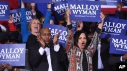 Para pendukung Demokrat di kota Bridgeport bersorak saat Presiden Obama memberikan pidato kampanye untuk mendukung kandidat Demokrat pada pemilihan Gubernur negara bagian Connecticut (2/11).