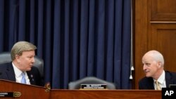 공화당 소속인 마이크 로저스 미 하원 군사위원장(왼쪽)과 애덤 스미스 군사위 민주당 간사.