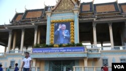 រូបឯកសារ៖ ប្រជាពលរដ្ឋកម្ពុជាអង្គុយលេងកម្សាន្តនិងធ្វើលំហាត់ប្រាណជាមួយក្រុមគ្រួសារនិងមិត្តភក្តិរបស់ពួកគេនៅទីធ្លាព្រះមរមរាជវាំងនៅមាត់ទន្លេ​តាម​វិធី​​ព្រះស៊ីសុវត្ថិ ក្នុង​រាជធានីភ្នំពេញនៅថ្ងៃទី១៣ ខែតុលា​ ឆ្នាំ​២០១៥។ ទី​នេះ​ជាទីកន្លែងប្រវត្តិសាស្រ្តមួយដែលកម្ពុជារំលឹក​ព្រះ​វិញ្ញាណក្ខន្ធរបស់ព្រះករុណាព្រះបាទសម្ដេចព្រះ នរោត្តម សីហនុ ព្រះបរមរតនកោដ្ឋ។ (ឡេង ឡែន /VOA)