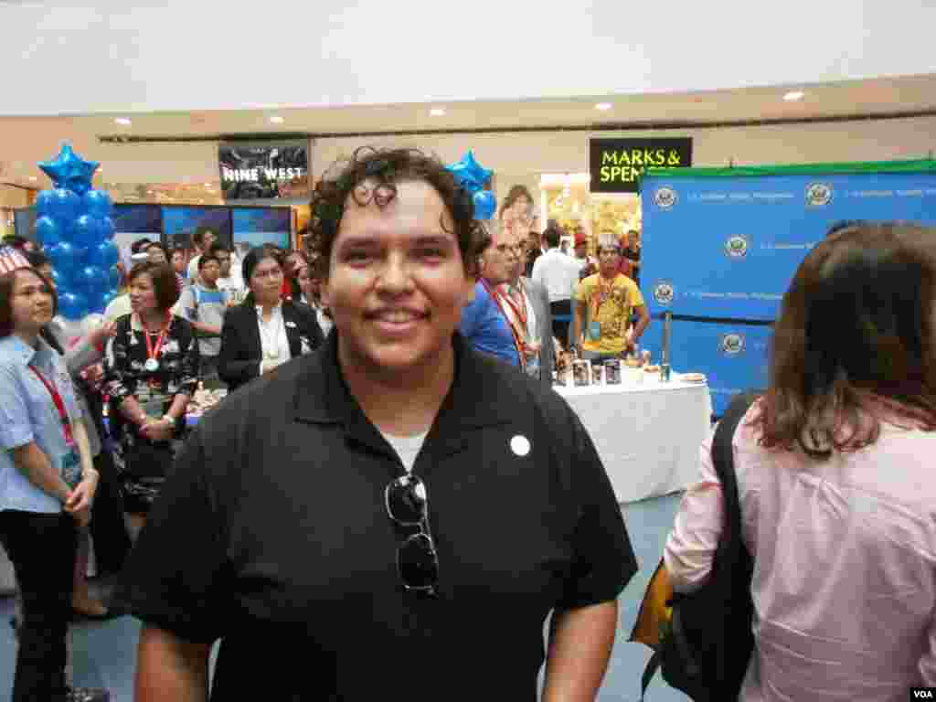 Tony Guzman, 31, mencoblos lebih awal di California sebelum pergi ke Manila, Filipina. Ia memilih Obama karena &quot;rencana ekonominya jauh lebih masuk akal&quot; dan ia menyukai sikapnya dalam isu-isu sosial. (S. Orendain/VOA)