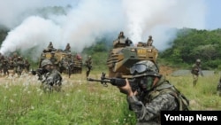 14일 한국 서북도서방위사령부 창설 2주년을 맞아 진행된 서북도서 방어훈련에서 참가한 해병대 장병들.