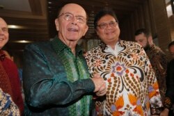 Menteri Perdagangan AS Wilbur Ross saat bertemu Menteri Koordinator Bidang Perekonomian Airlangga Hartarto di Jakarta, November 2019. (Foto: AP)