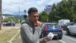 Abdelillah Bouslalih iz Maroka prodaje maramice na ulicama Sarajeva, 19. juni 2020.