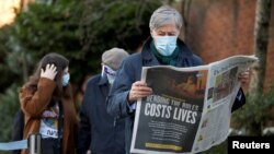 Warga Inggris antre untuk menerima suntikan vaksin Covid-19 di London, Jumat 22 Januari 2021. 