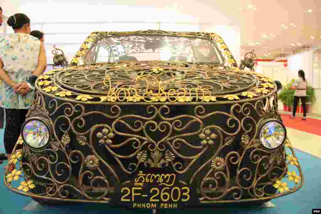A major auto show is taking place this week in Phnom Penh at the Diamond Island Exhibition Center, October 30, 2014. (Nov Povleakhena/VOA Khmer) 