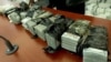 Mata uang dolar AS yang disita dari tiga warga negara China yang ditangkap di Kongo karena memiliki emas batangan dan $400.000, dipajang di dalam ruang sidang di Bukavu, Kongo, 4 Januari 2025.