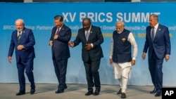 资料照片：在南非约翰内斯堡举行的金砖国家峰会期间，巴西总统卢拉、中国国家主席习近平、南非总统拉马福萨、印度总理莫迪和俄罗斯外长拉夫罗夫合影留念。(2023年8月23日)